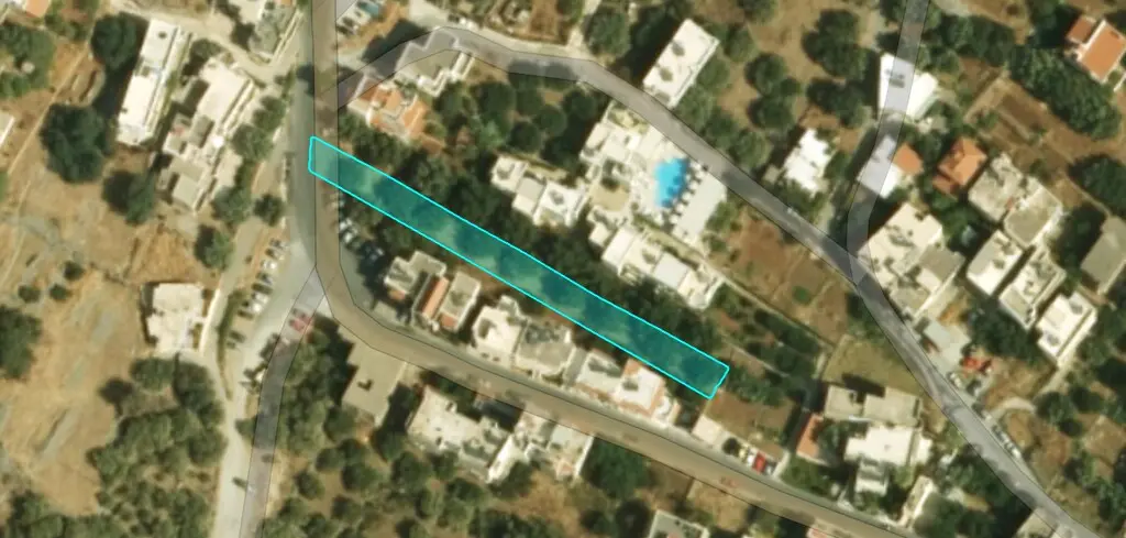 Land Of 748 M² In Crete