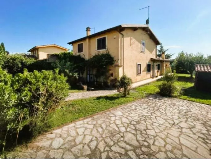 Twenty-family Villa Of 500 M² With Garden And Terrace In Sutri