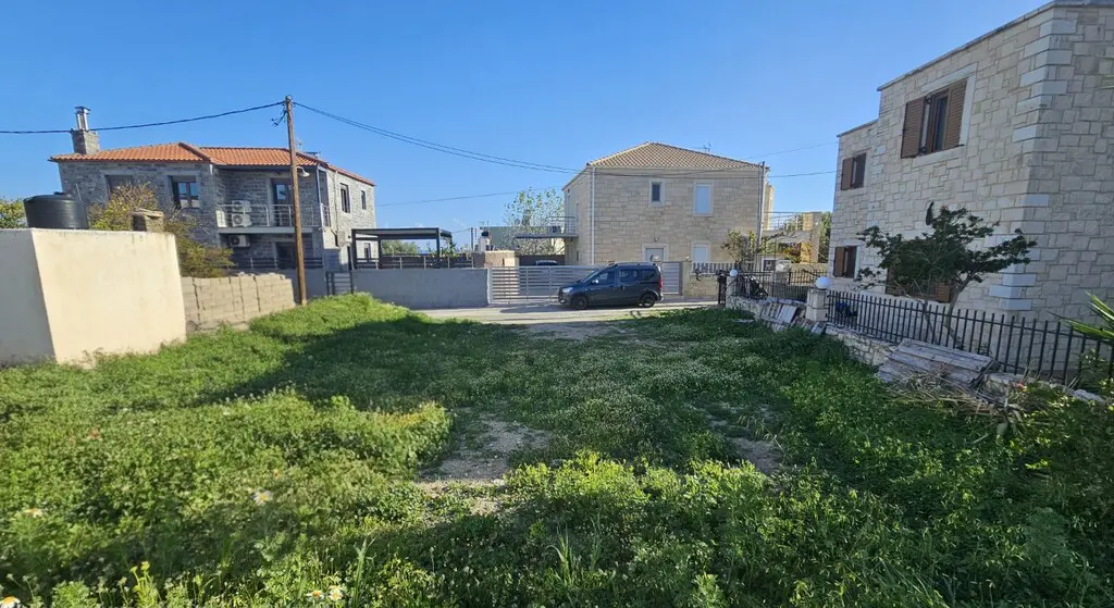 Land Of 456 M² In Crete