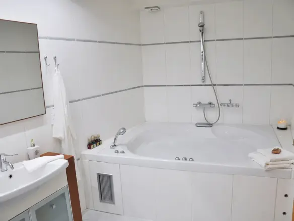 6-bedroom Maisonette In Vouliagmeni, Greece (380 M²)