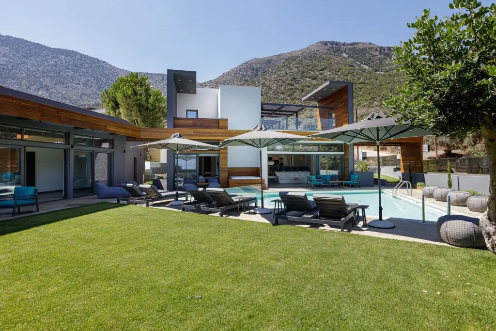 Villa Of 340 M² In Crete