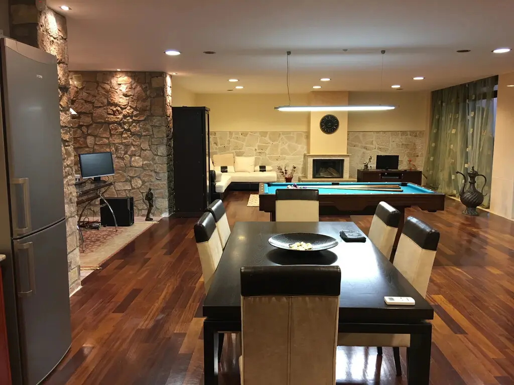 Villa Of 365 M² In The Suburbs Of Thessaloniki
