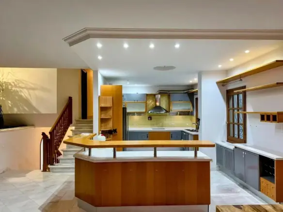 6-bedroom Maisonette In Vouliagmeni, Greece (380 M²)