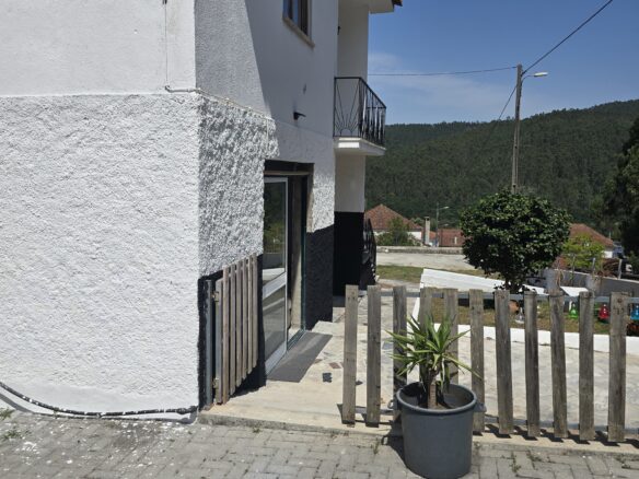 Independent House Of 100 M² With Walled Land And Ample Outdoor Space In Penela – Coimbra