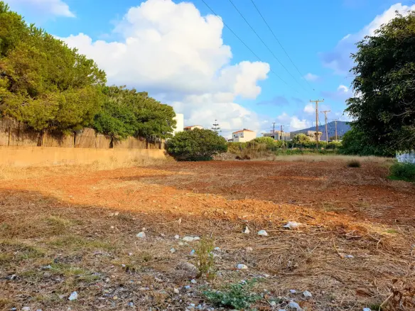Land Of 662 M² In Crete