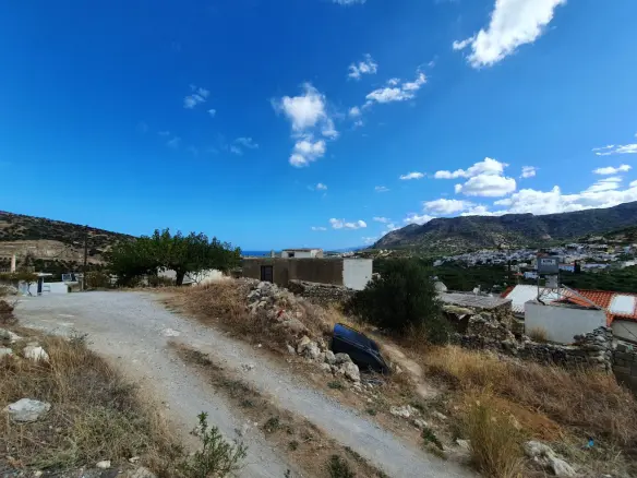 Land Of 982 M² In Crete