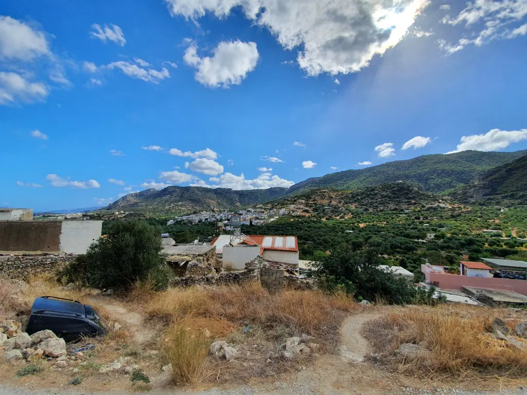Land Of 982 M² In Crete