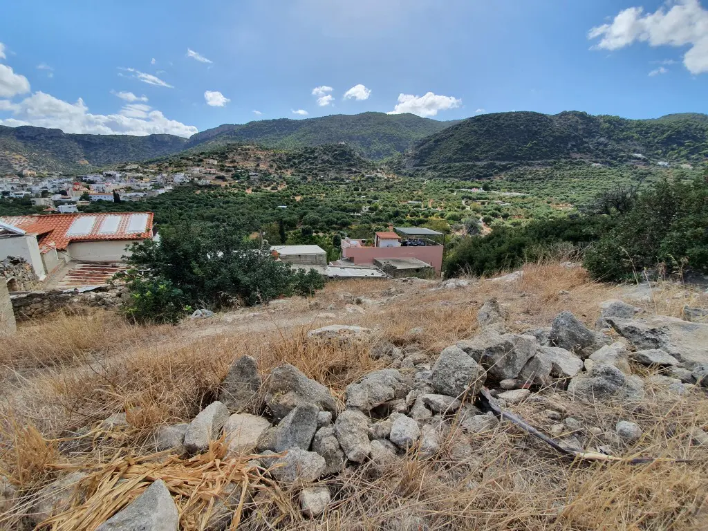 Land Of 982 M² In Crete