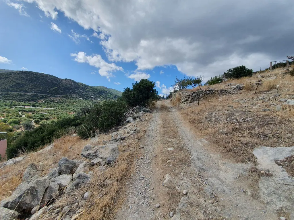 Land Of 982 M² In Crete
