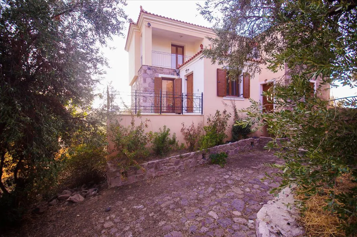 Detached House Of 304 M² On Islands
