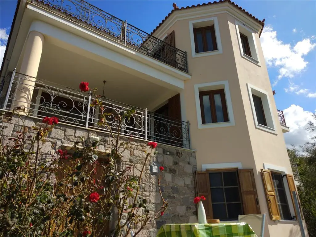 Detached House Of 304 M² On Islands