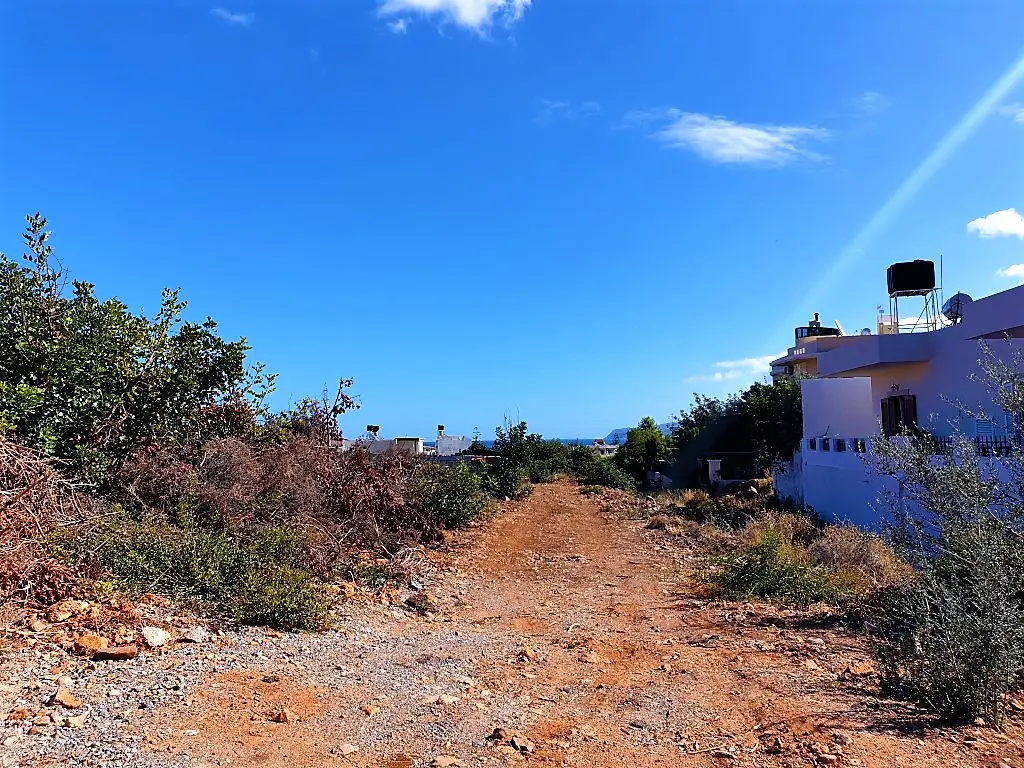 Land Of 896 M² In Crete