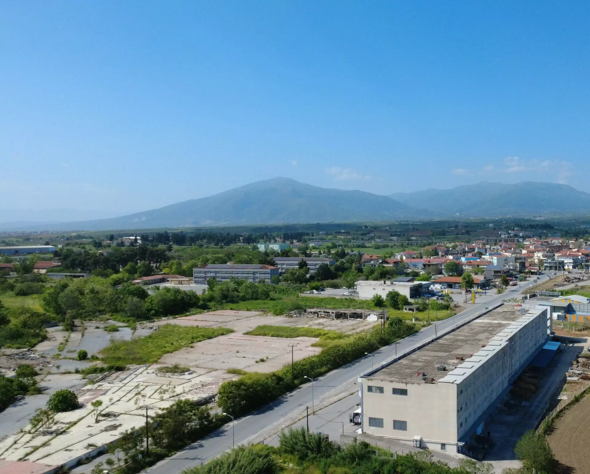 Commercial Property Of 360 M² In North Greece