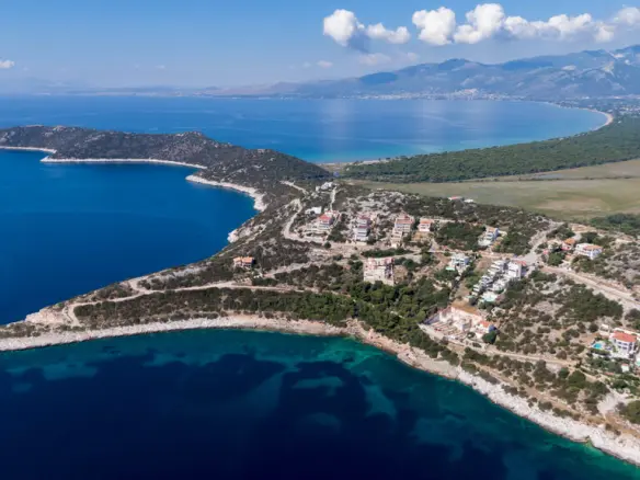 Land Of 1102 M² In Attica
