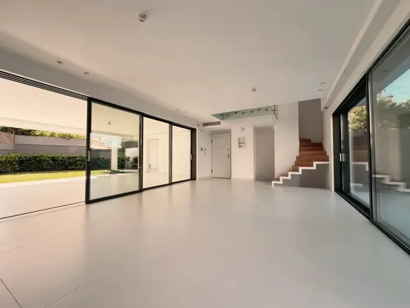 4-bedroom Maisonette In Voula, Greece (310 M²)