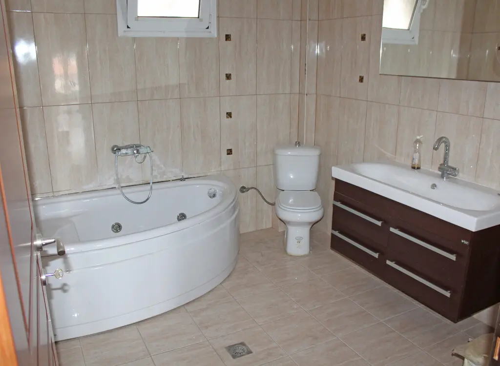 Detached House Of 355 M² In Olympic Coast