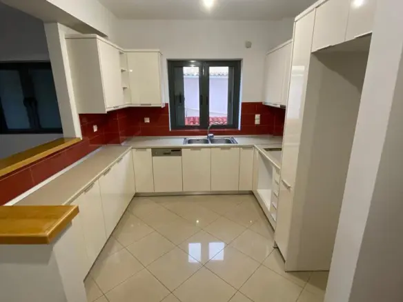 4-bedroom Flat In Alimos, Greece (118 M²)