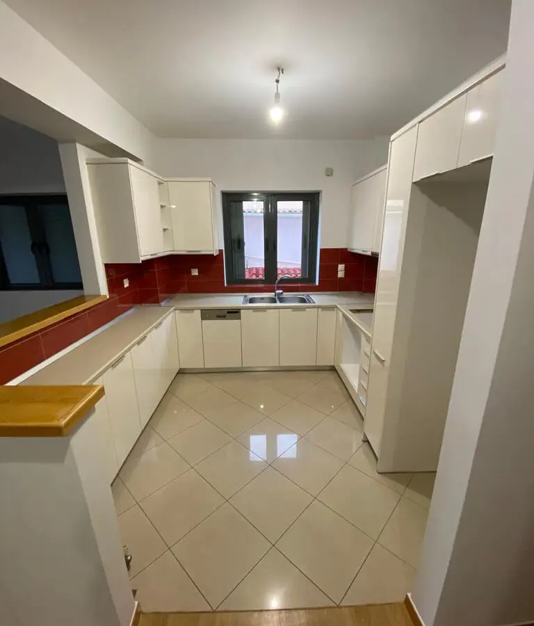 4-bedroom Flat In Alimos, Greece (118 M²)