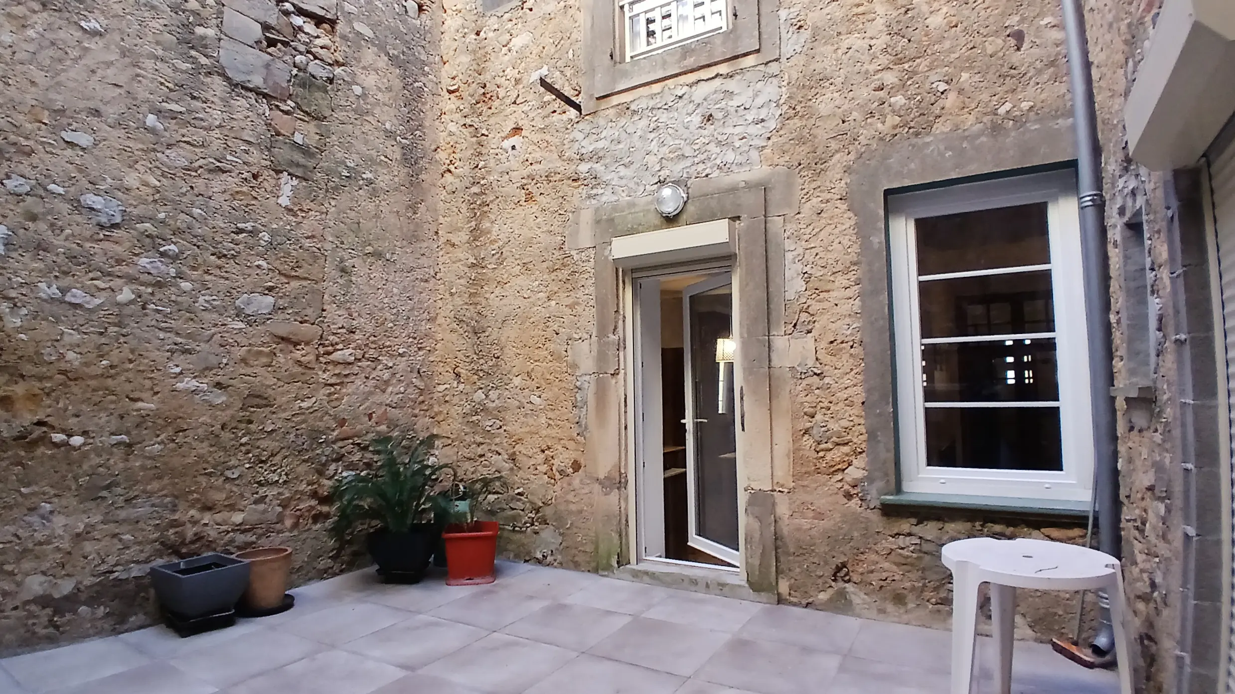 190 M² House With Renovation Potential In Quarante, France