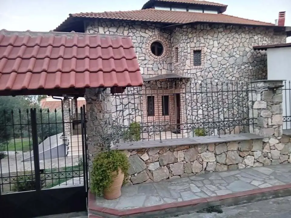 Villa Of 450 M² In The Suburbs Of Thessaloniki