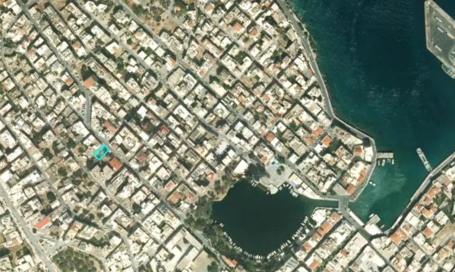 Land Of 202 M² In Crete