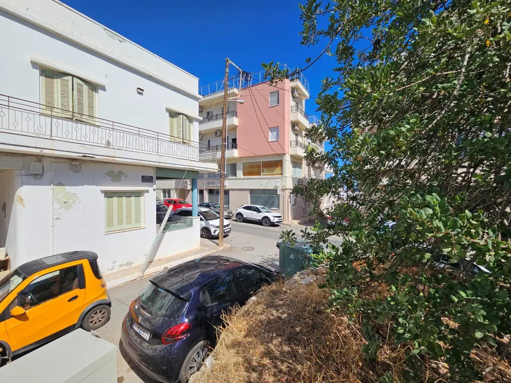 Land Of 202 M² In Crete