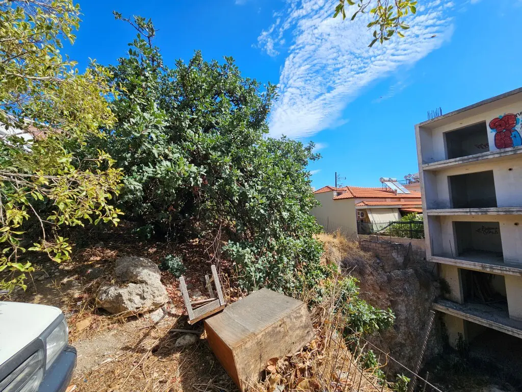 Land Of 202 M² In Crete