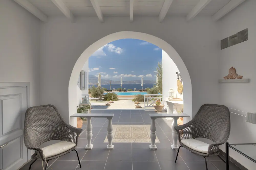 Hotel Of 825 M² In Cyclades