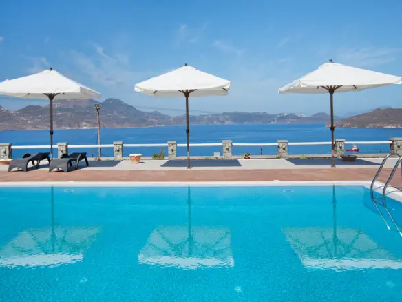 Hotel In Milos, Greece (825 M²)