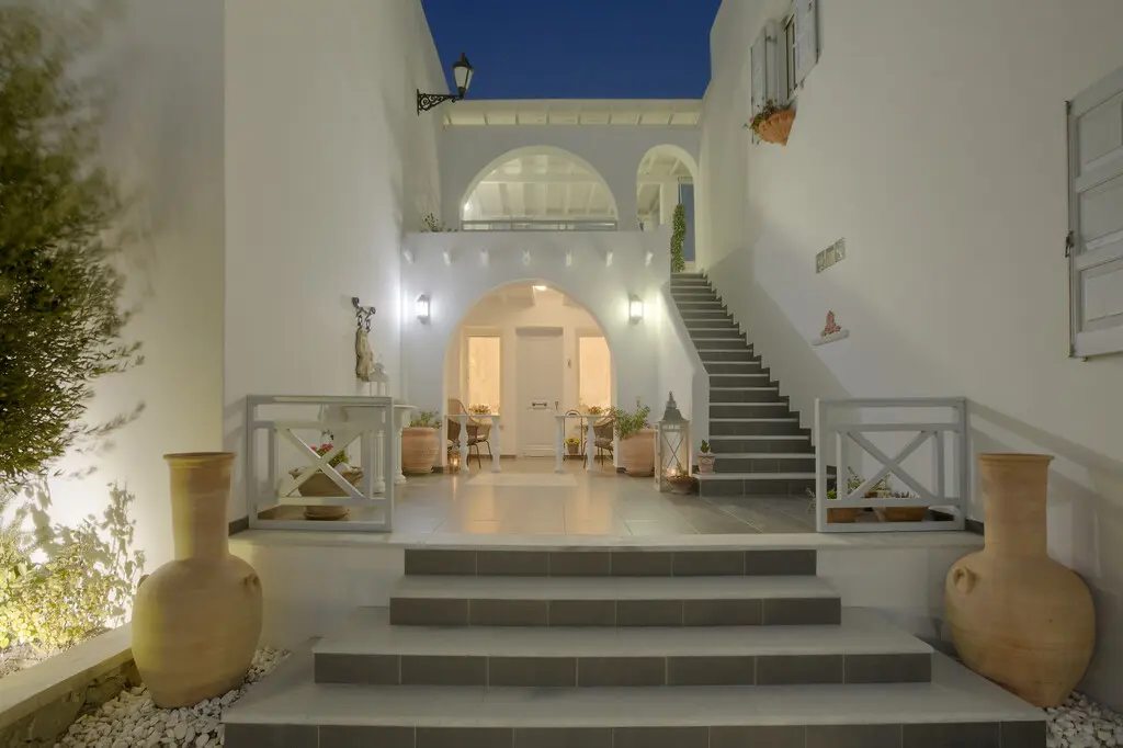 Hotel Of 825 M² In Cyclades