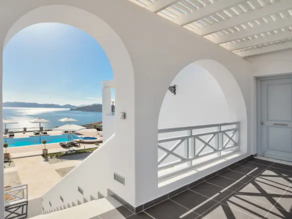 Hotel In Milos, Greece (825 M²)
