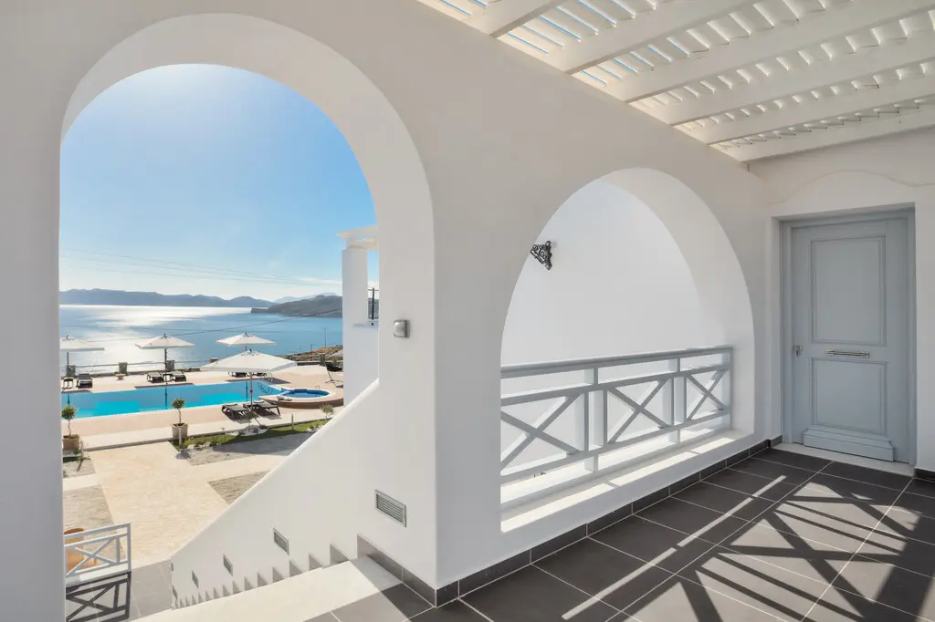 Hotel Of 825 M² In Cyclades