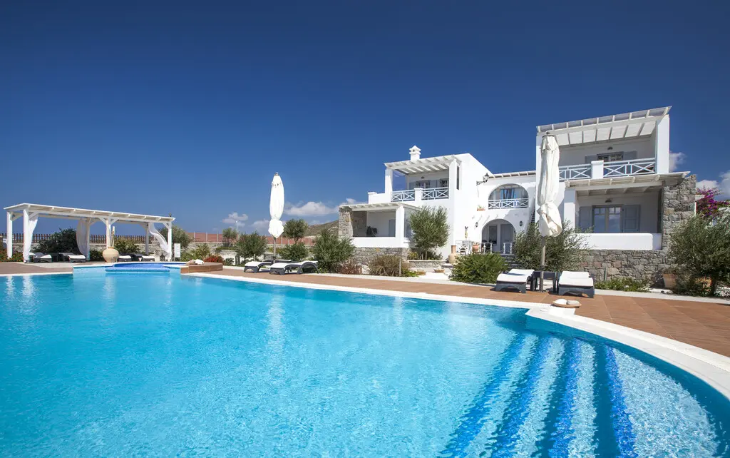 Hotel Of 825 M² In Cyclades