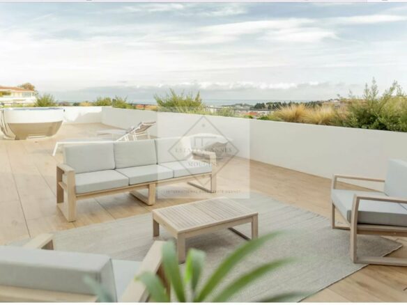 Villa Of 150 M² With Rooftop And Sea View In Antibes