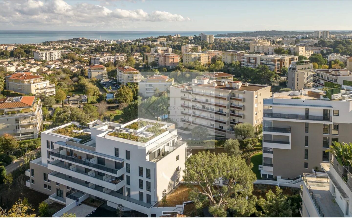 Villa Of 150 M² With Rooftop And Sea View In Antibes