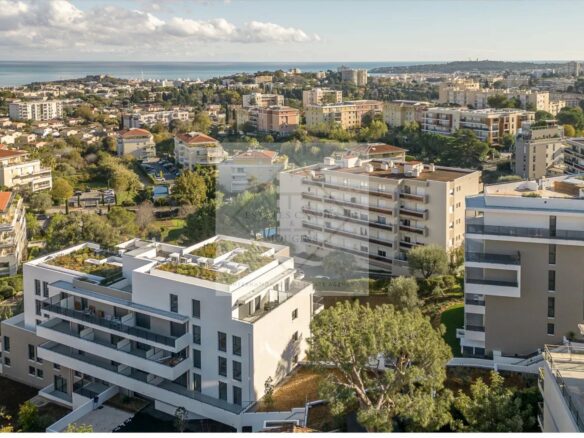 Villa Of 150 M² With Rooftop And Sea View In Antibes