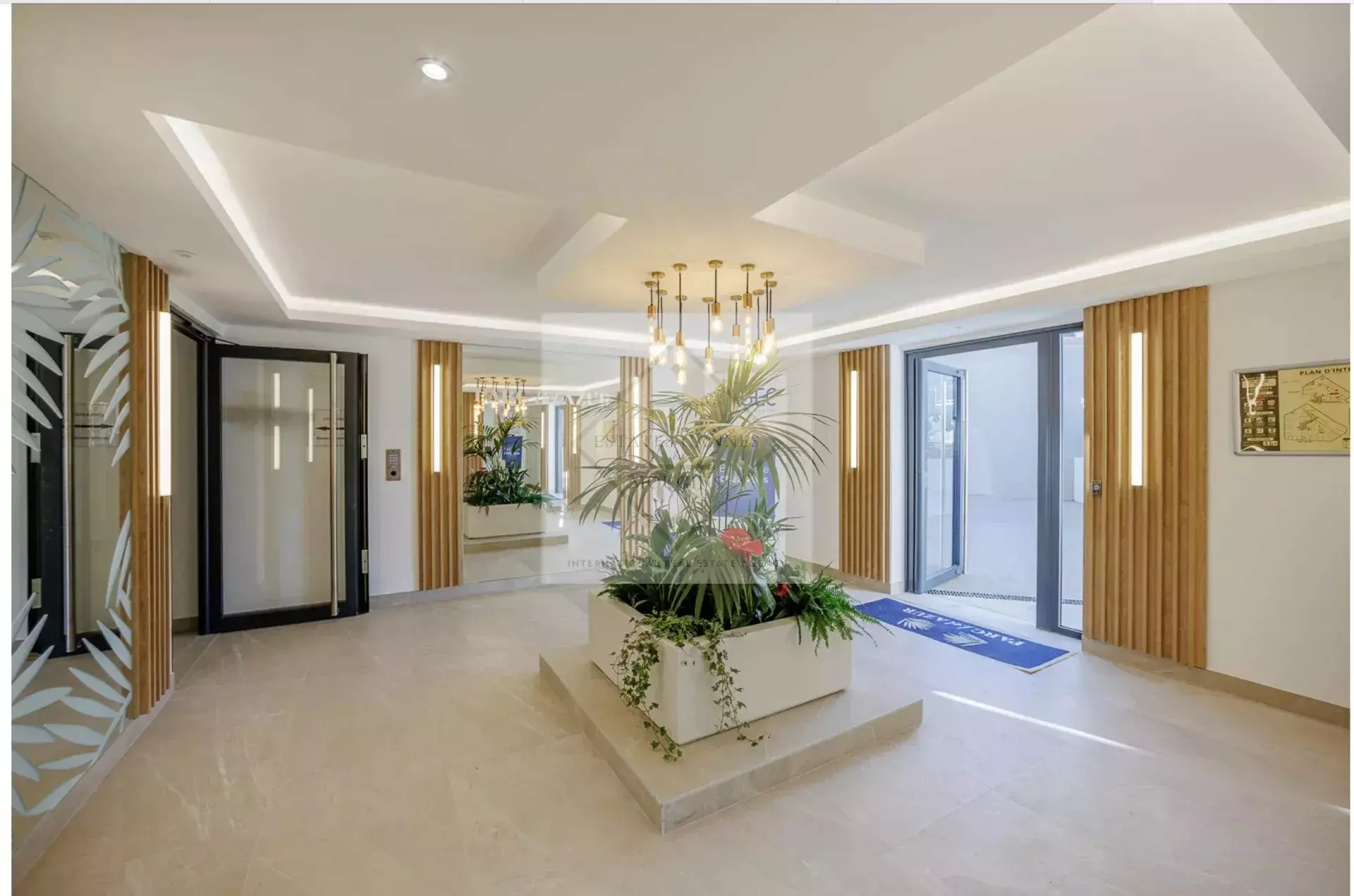 Villa Of 150 M² With Rooftop And Sea View In Antibes