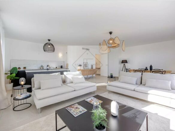 Villa Of 150 M² With Rooftop And Sea View In Antibes