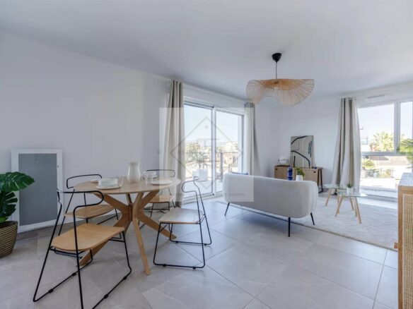 Villa Of 150 M² With Rooftop And Sea View In Antibes