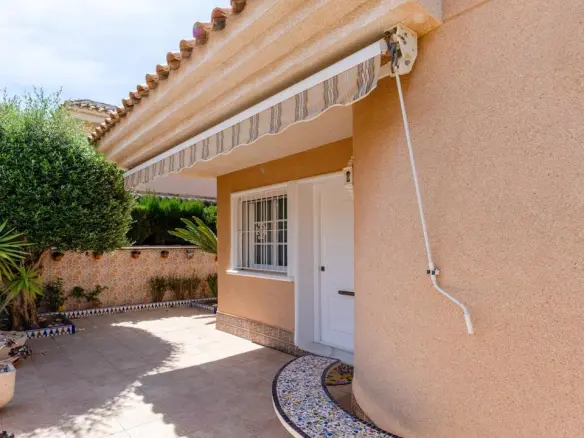 Villa Of 98 M² With Sea Views In Punta Prima, Spain