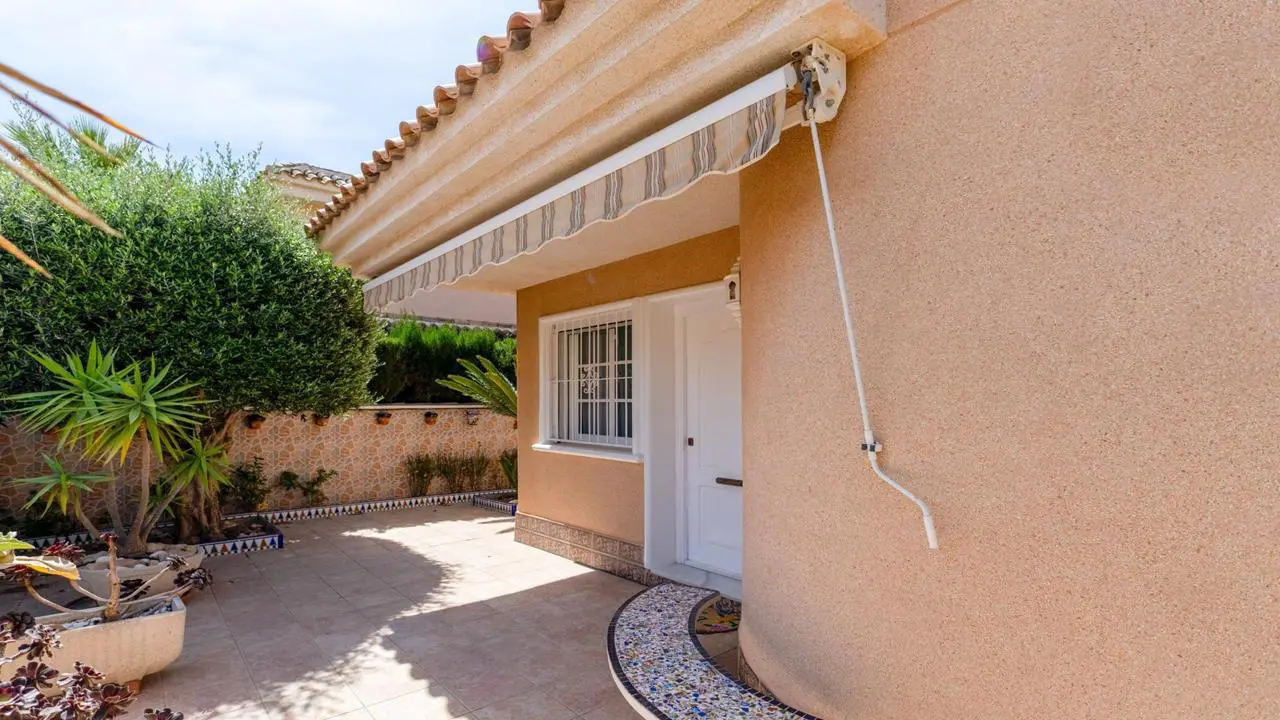 Villa Of 98 M² With Sea Views In Punta Prima, Spain