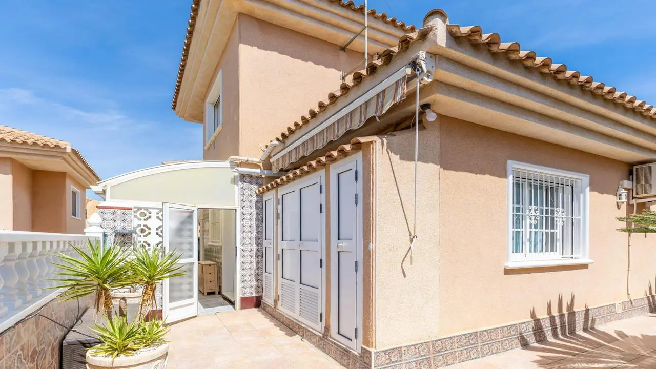 Villa Of 98 M² With Sea Views In Punta Prima, Spain