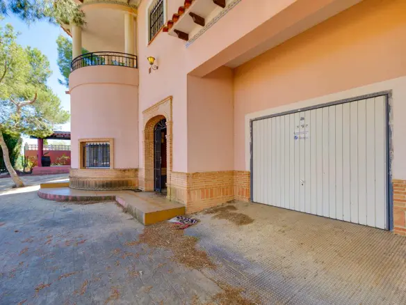Villa Of 300 M² In San Miguel De Salinas, Spain