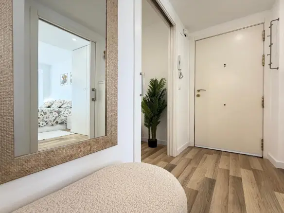 Apartment Of 98 M² With Balcony In Torrevieja, Spain