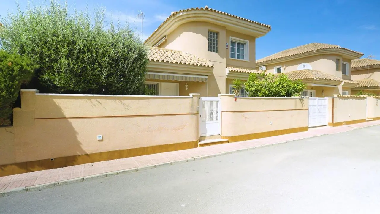 Villa Of 98 M² With Sea Views In Punta Prima, Spain