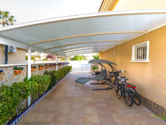 Villa Of 98 M² With Sea Views In Punta Prima, Spain