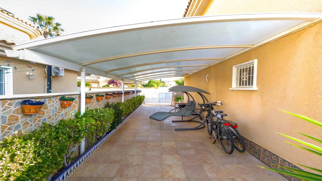 Villa Of 98 M² With Sea Views In Punta Prima, Spain