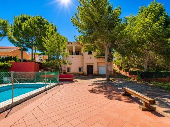 Villa Of 300 M² In San Miguel De Salinas, Spain