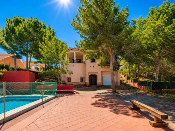 Villa Of 300 M² In San Miguel De Salinas, Spain