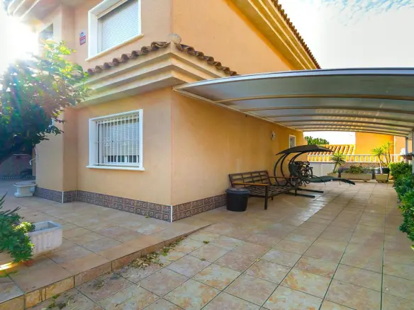 Villa Of 98 M² With Sea Views In Punta Prima, Spain